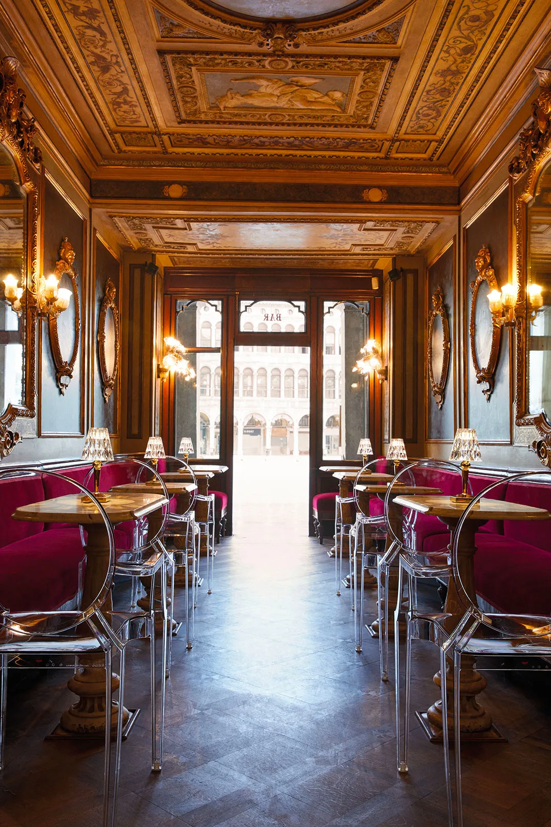 Kartell Louis Ghost in un caffè storico, fotografia di catalogo Kartell